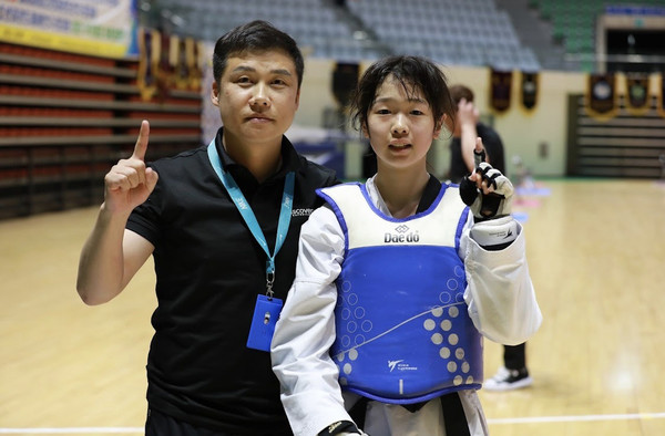 (왼쪽에서부터) 안진우 감독, 김민채 선수. 사진제공=안진우 감독