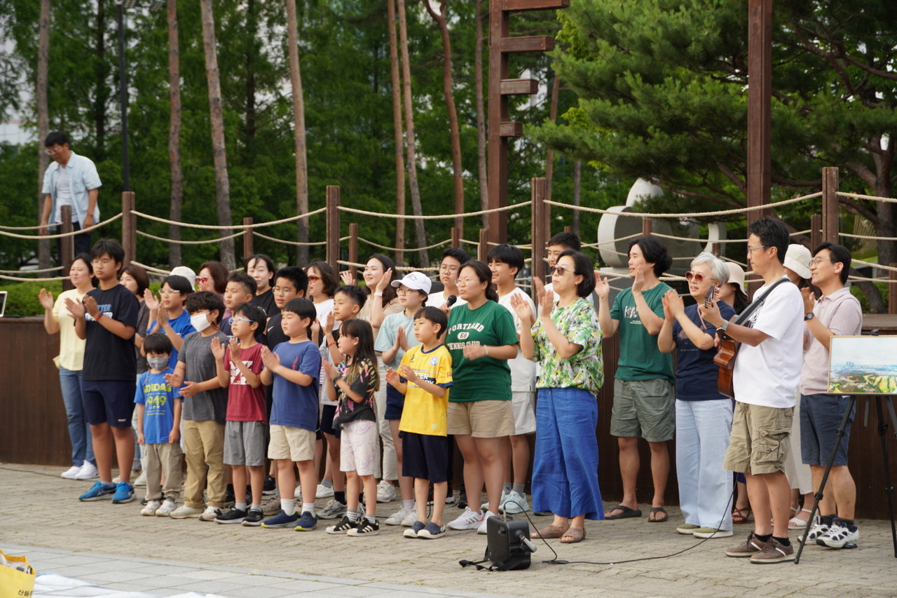 이날 문화제는 나들목일산교회 아이들의 노래로 밝은 분위기 속에서 시작됐다. [사진 = 유경종 기자] 