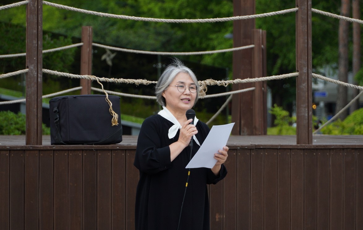 '시민7인'이라는 시를 낭송하는, 고양환경운동연합 공동대표인 조정 시인. [사진 = 유경종 기자]