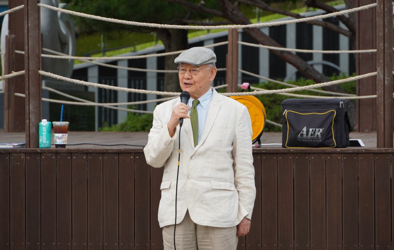 녹색연합 고문인 박영신 연세대 명예교수는 이날 모인 이들에게 ‘환대의 말’을 전했다. [사진 = 유경종 기자]