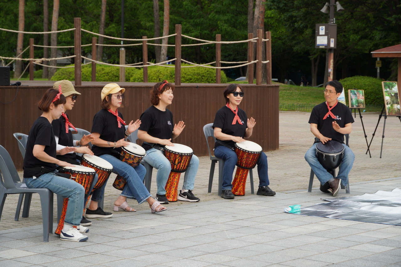 ‘능곡젬제미’의 젬베 연주. [사진 = 유경종 기자]