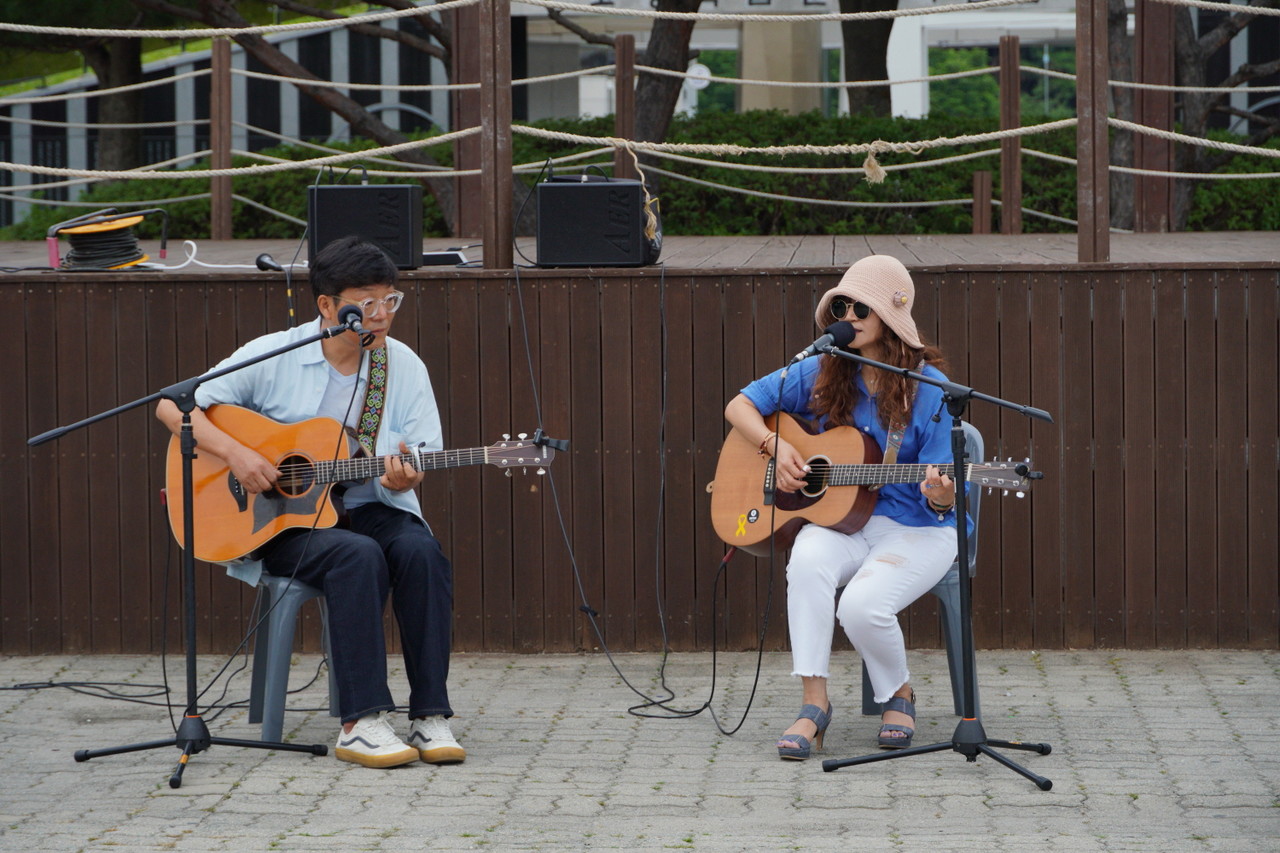 나명호·이다겸씨로 구성된 통기타밴드 ‘헬로유기농’의 연주.