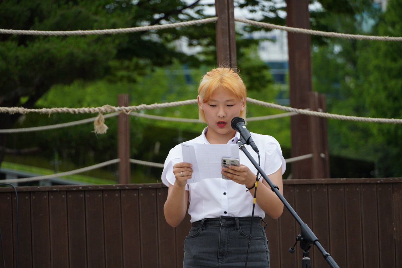 2020년 당시 피고인이었던 조정 시인의 손녀인 최예도양이 탄원서를 낭독하고 있다.