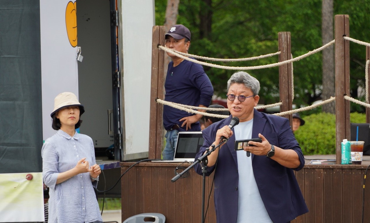김경희 전 도의원(왼쪽)과 이날 문화제 사회를 맡은 김경윤 작가.