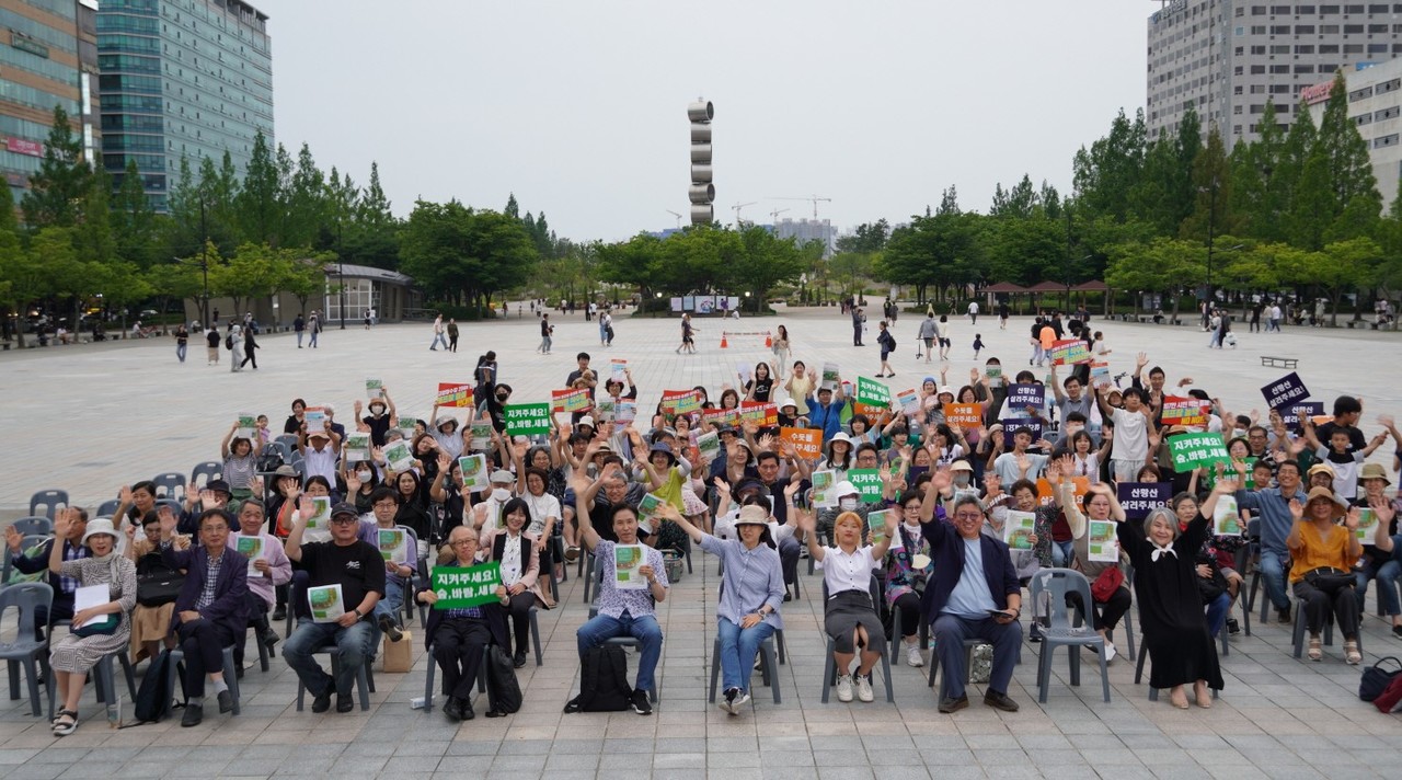 이날 '용뿔느티나무문화제'에 참석한 한국작가회의, 경기작가회의 소속 시인들, 고양환경운동연합 운영위원, 시민들이 각자 '지켜주세요 숲, 바람, 새들'이라는 문구를 들고 포즈를 취했다. [사진 =유경종 기자]