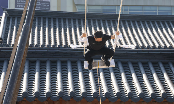 한 시민이 크네타기 대회에 참여하고 있다.