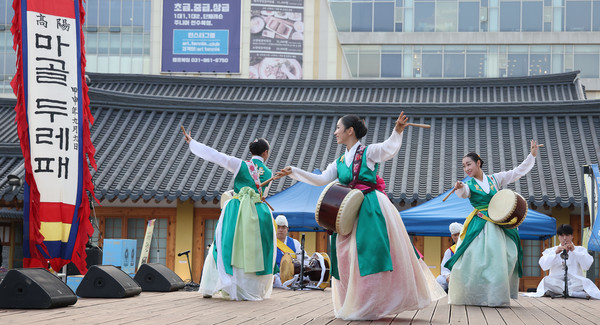 많은 시민이 전통극에 큰 박수를 보냈다.