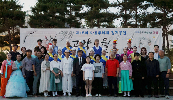 출연자들과 관계들이 함께 자리했다.