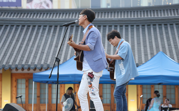 김창성 웓트산타클로스협회 본부장이 공연을 하고 있다.