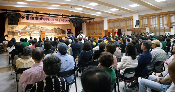 많은 회원과 관계자가 참석해 신임 이문배 지부장의 인사말을 듣고 있다.