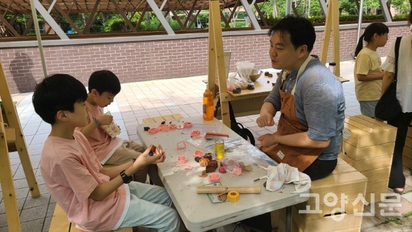 커피찌꺼기인 커피박을 이용한 친환경 비누만들기를 체험중인 어린이들