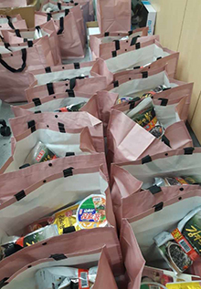  행주동 지역사회보장협의체가 복지대상자에게 전달한 식료품.