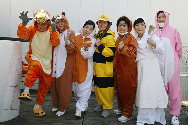 인형극 준비를 위해 어르신들이 준비하는 시간에 잠깐 포즈를 취했다.