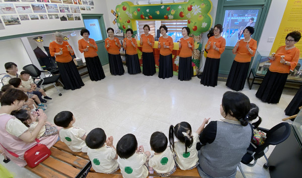 어르신들이 벨 공연으로 어린이들에게 즐거운 선율을 선사하고 있다.