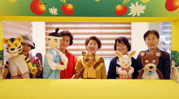 인형극 출연진들이 공연을 마친후 함께 자리했다.