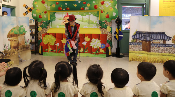 어린이들에게 마술쇼를 선보이는 어르신