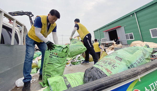 심은보 조합장과 직원들이 재활용 폐자재를 분리하고 있다.