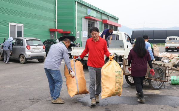 김기운 농촌지도자송포지구회 회장이 재활용이 가능한 농업 폐기물을 이동하고 잇다.