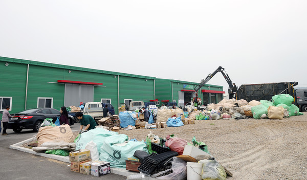  구산동 송포농협 농기계수리센터 앞 마당에서 진행된 농촌환경 정화운동.
