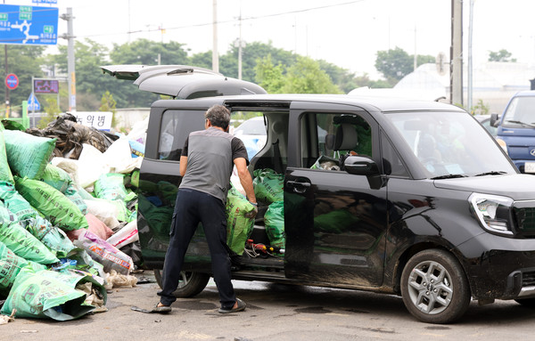 조그마한 경차에도 수거품을 싣고 온 농민. 이날은 자전거부터 트럭, 트랙터 까지 이동 수단이 다양했다.