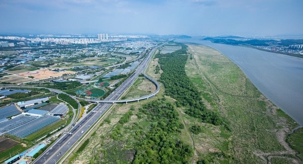 고양시가 수변도시 자체 개발을 염두에 두고 있는 것으로 추측되는 킨텍스IC 주변 모습. 자유로 건너편이 람사르습지에 등재된 고양의 생태보고 장항습지다. 수변도시 개발의 타당성을 근본적으로 논의해야 하는 이유다. 