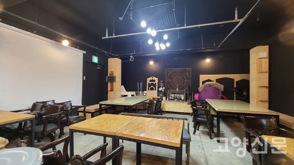 지하 1층의 다목적 공간에서는 바리스타교육, 베이킹수업, 스터디, 공예수업 및 전시관등 다양한 공간대여로 이용가능하다.