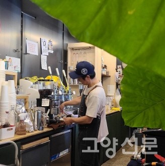 인도네시아 발리에서 직수입한 원두로 커피를 내리는 강병안 사장. 