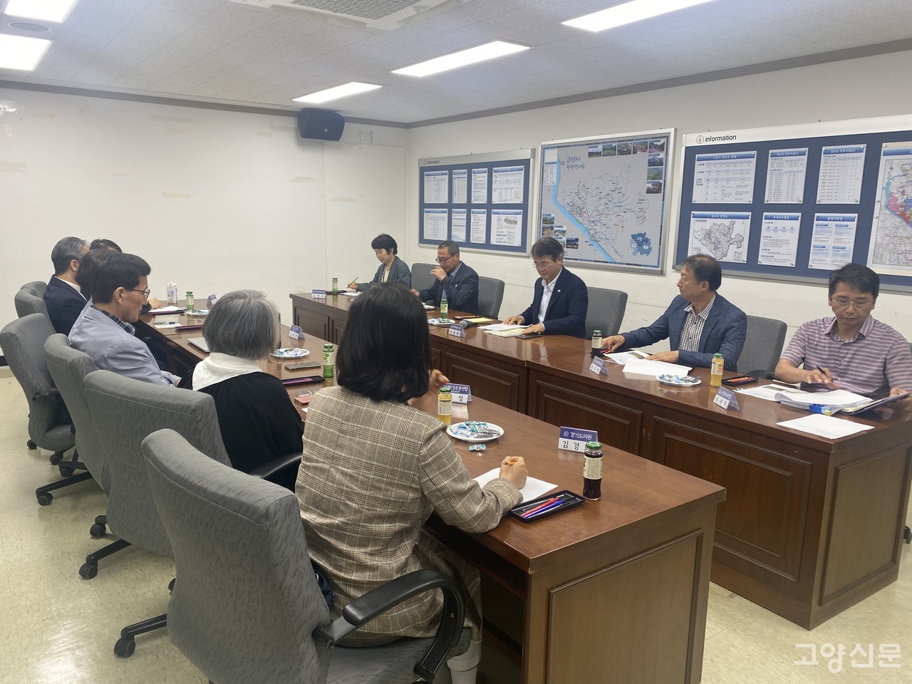 21일 상하수도사업소 회의실에서 마련된 범대위와 이동환 시장과의 면담 모습.