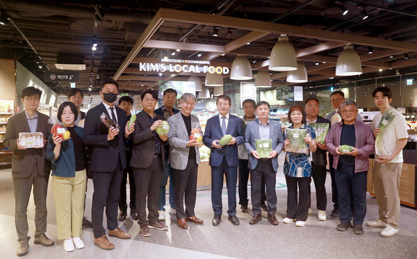 일산농협이 이랜드킴스클럽 신구로점에 로컬푸드직매장을 개점했다.