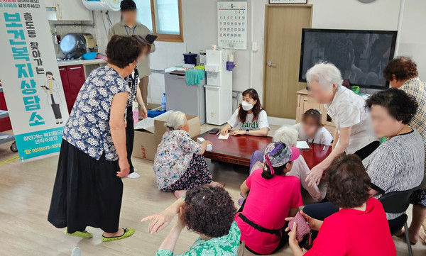 흥도동이 원흥2경로당에서 ‘제5차 찾아가는 보건복지상담소’를 운영하고 있다.