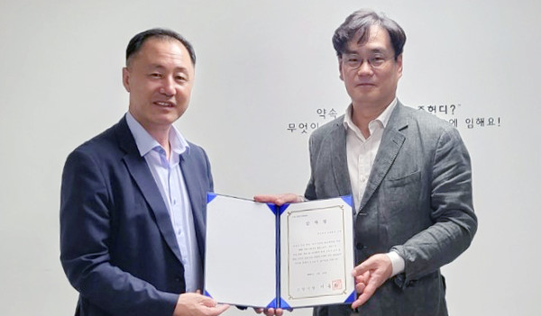 고양시-고양스타필드 감사장 전달식(왼쪽부터 고양시 기업지원과장, 오른쪽 스타필드 고양 점장)