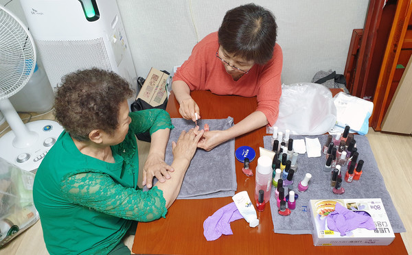  삼송1동이 행복나눔봉사회에서 삼송8통 경로당 이용 어르신들에게 이·미용 봉사활동을 했다.