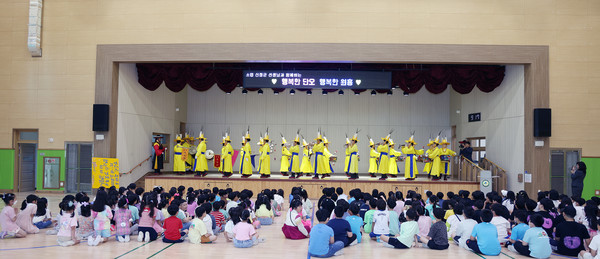 행주취타대의 첫 공연은 학생들에게 우리 전통의 웅장함을 알려줬다.
