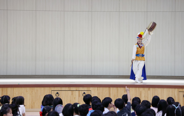 고양문화원이 다양한 공연을 준비해 학생들과 함께 했다.