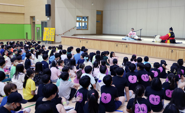 우리의 전통악기 가야금은 학생들에게 아름다운 소리를 선사했다.