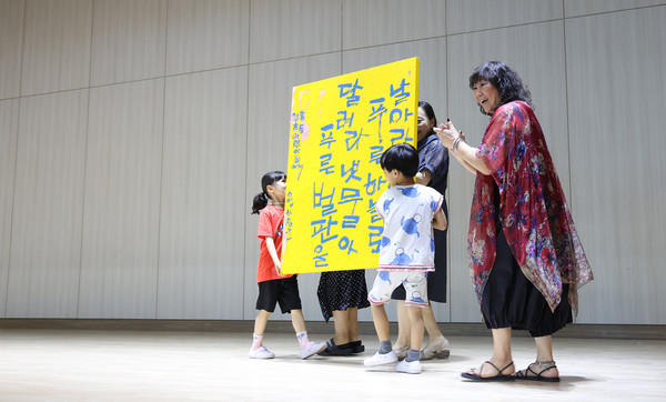 소엽 작가(오른쪽)가 원흥초교에 그림을 기증했다.