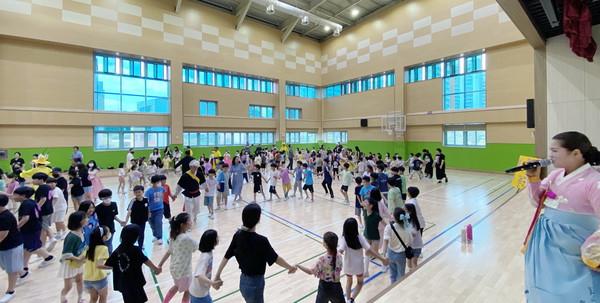 강강술래는 학생들과 참여자 모두가 하나가 되도록 했다.