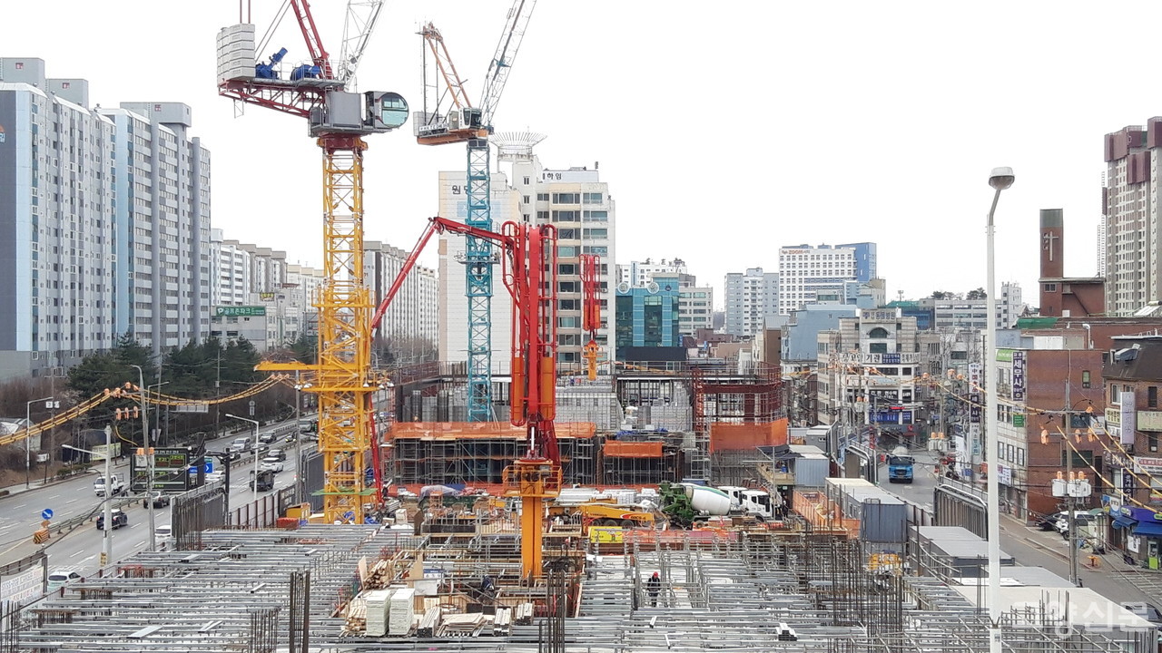 공사가 한창 진행중인 원당역 앞 성사혁신지구 모습