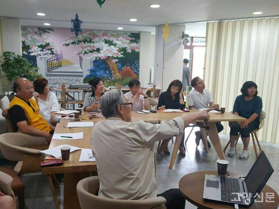 주민자치회 교류 모임에서 이야기를 나누는 모습