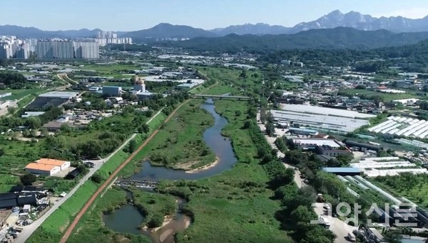 창릉신도시 예정부지를 가로지르는 창릉천 전경. 창릉천은 북한산에서 발원해 18.4km를 흘러내려와 한강으로 합류하는 고양의 대표하천이다. 