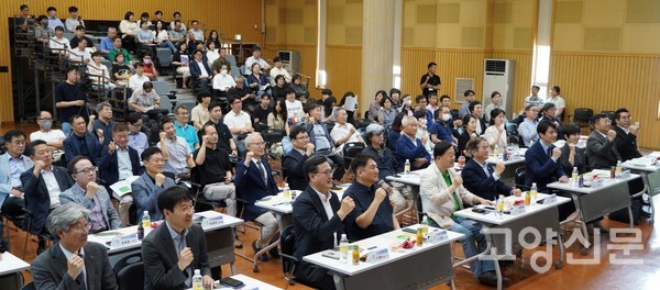 맨 앞줄에 앉은 정치인들은 "창릉천을 명품하천으로"를 한목소리로 외쳤다.  