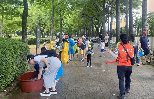  화정2동 주민자치회가 주민친화 거리 조성 사업인 ‘차 없는 거리’를 성황리에 개최했다.