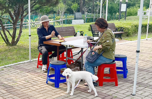 창릉동 주민자치회가 반려견 에티켓 교육의 일환으로 ‘덕구야, 밥할머니 공원에 산책 가자!’를 진행했다. 