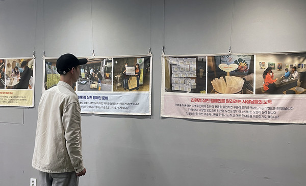 한시민이 주엽동 한양문고에서 문촌9종합사회복지관의 평가전시회를 보고 있다.