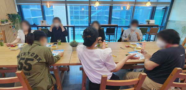 (2023년 ‘소통 ON&OFF’ 프로그램 진행 사진. 고양시흰돌종합사회복지관 제공)