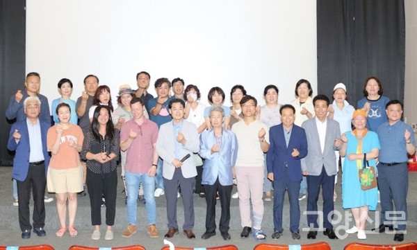 작품 관람 후 관객들과 기념 촬영. [사진제공=독도사랑회]