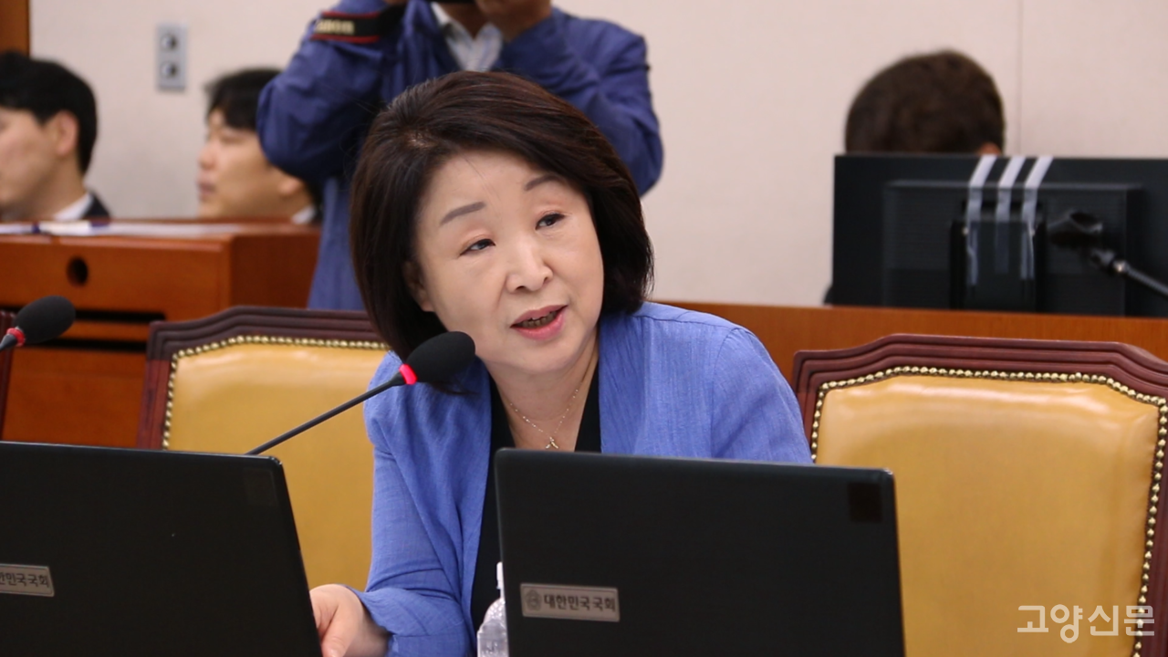 심상정 정의당 국회의원이 29일 국회 국토위 전체회의에서 대곡소사선 개통식 초대 거부 사실을 거론하며 원희룡 장관에게 총선을 겨냥한 행보가 아니냐고 지적했다. 이에 원 장관은 "잘 모르는 내용이라 답변하기 어렵다"고 회피했다. 