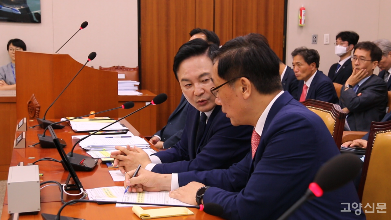 여명소 국토부 제2차관과 상의하는 원희룡 국토부장관