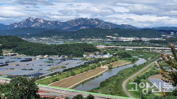 덕양산 행주산성에서 바라본 창릉천과 북한산.