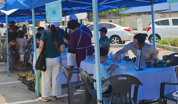 고양동 주민자치회가 ‘2023년 보행친화 도시를 위한 주민친화 거리 조성 사업’을 위해 도시재생협의체, 높빛상인회와 함께  ‘노 CAR본 높빛1번길’을 개최했다